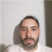 Profesor imparte clases de apoyo escolar